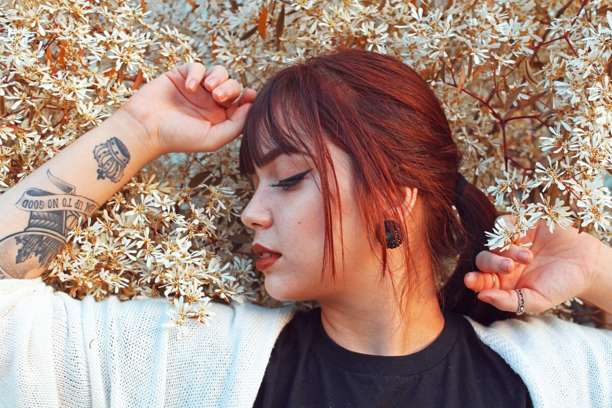 Les tatouages avant-bras femme : la beauté des fleurs et papillons
