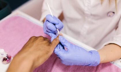 Repousser les cuticules : comment et pourquoi le faire ?