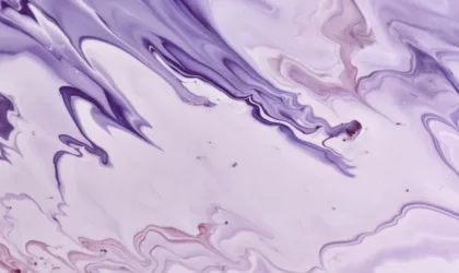 Les meilleures techniques pour détacher une chemise blanche sans l’abîmer.