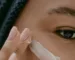 Pourquoi certaines crèmes pour le contour des yeux provoquent-elles des gonflements au réveil ?
