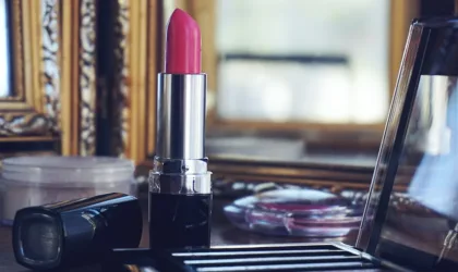 Comment éviter que le rouge à lèvres ne file dans les ridules ?