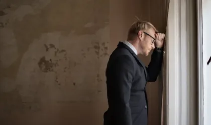 Pourquoi les cils tombent-ils plus facilement après une extension ou un rehaussement ?