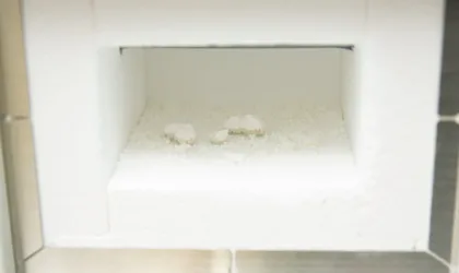 Pourquoi les protections solaires minérales laissent-elles parfois un voile blanc sur la peau ?