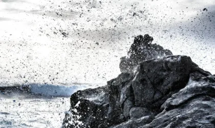 Comment rendre une robe à fleurs plus rock avec 3 accessoires clés