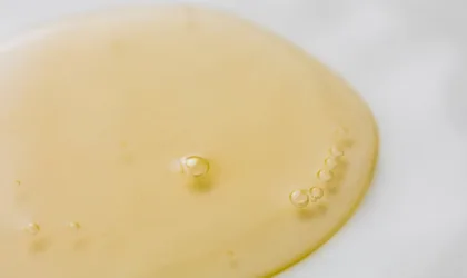 Nettoyage à l’huile de jojoba : adapté aux peaux très grasses ? Nettoyage à l’huile de jojoba : adapté aux peaux très grasses ?