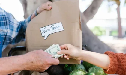 Bien porter une salopette en hiver : astuces mode