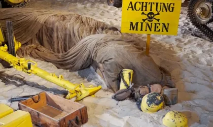 Porter un trench coloré : associations par saison