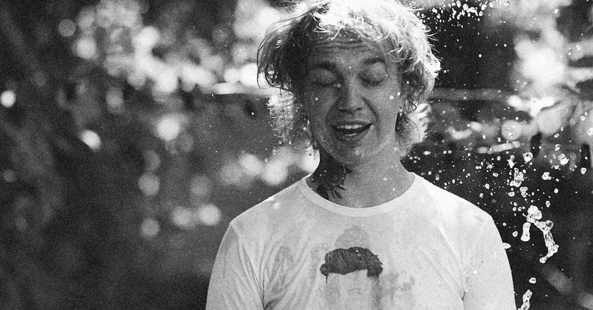 découvrez le style 'wet look', une tendance capillaire audacieuse qui donne à vos cheveux un effet mouillé et brillant. idéal pour un look moderne et sophistiqué, parfait pour toutes vos occasions !