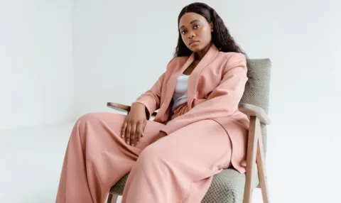 Comment porter un ensemble femme sans alourdir la silhouette ?