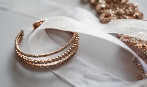 Quels matériaux privilégier pour un bijou personnalisé durable ?