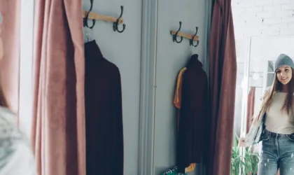 Comment s’habiller quand on est petite : quelles tenues allongent la silhouette ?