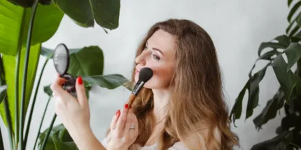 Quel maquillage naturel tient toute la journée sans retouche ?