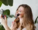 Quel maquillage naturel tient toute la journée sans retouche ?