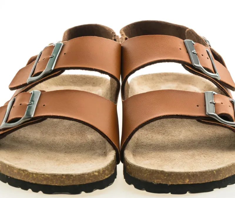 gros plan sur une paire de sandales marron