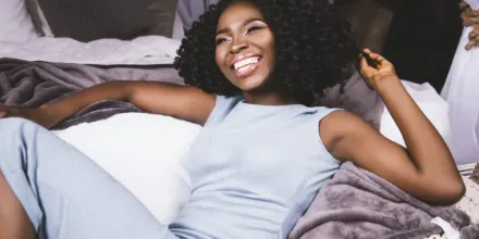 Comment dormir sans abîmer ses boucles pendant la nuit ?