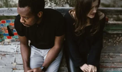 Mon mari me reproche de ne pas aller vers lui : comment réagir sans créer de conflit ?