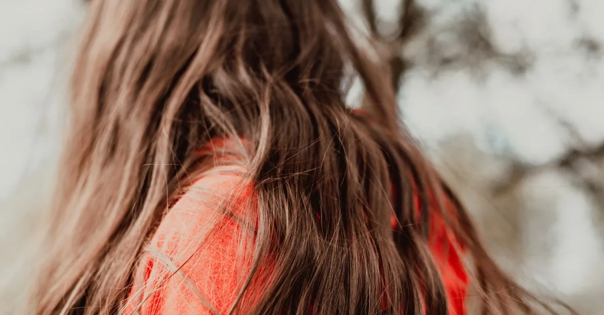 découvrez pourquoi les cheveux deviennent cassants après une coloration au henné et comment y remédier pour préserver leur santé et leur éclat.