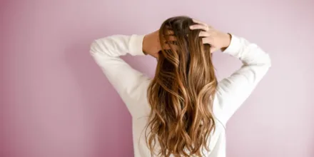 Comment faire pousser ses cheveux plus vite après une chute saisonnière ?