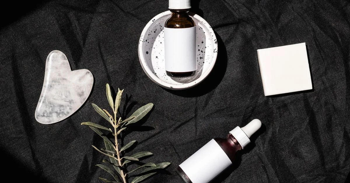 découvrez une routine de soins minimaliste spécialement conçue pour les peaux stressées et fatiguées afin de revitaliser votre teint en douceur.