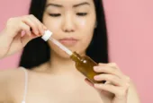 Quelle routine minimaliste adopter pour une peau stressée et fatiguée ?