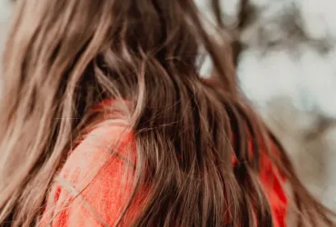 Quelle routine anti-frisottis naturelle fonctionne vraiment par temps humide ?
