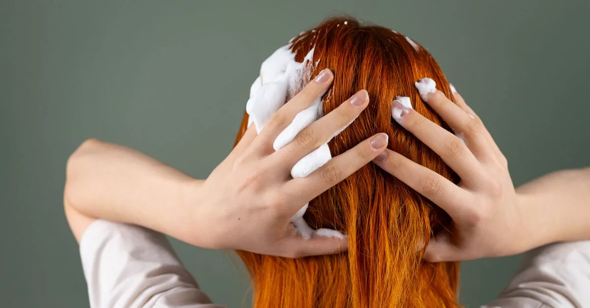 shampooing naturel spécialement formulé pour les cuirs chevelus sensibles, offrant douceur et soin sans irritation.