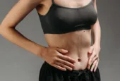 Ventre gonflé sous la poitrine femme : quelles peuvent être les causes fréquentes ?