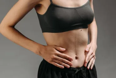 Ventre gonflé sous la poitrine femme : quelles peuvent être les causes fréquentes ?