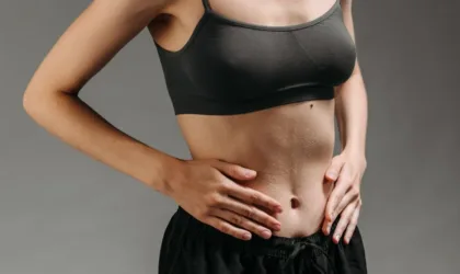 Ventre gonflé sous la poitrine femme : quelles peuvent être les causes fréquentes ? Ventre gonflé sous la poitrine femme : quelles peuvent être les causes fréquentes ?