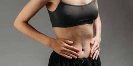 Ventre gonflé sous la poitrine femme : quelles peuvent être les causes fréquentes ?