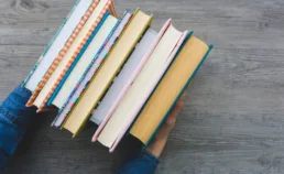 Les livres de poche, compagnons de voyage idéaux : comment constituer une bibliothèque nomade ?