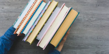 Les livres de poche, compagnons de voyage idéaux : comment constituer une bibliothèque nomade ?
