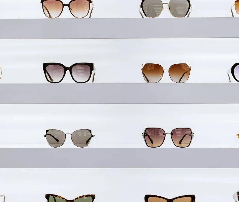 plusieurs lunettes de soleil sont disposées sur des étagères