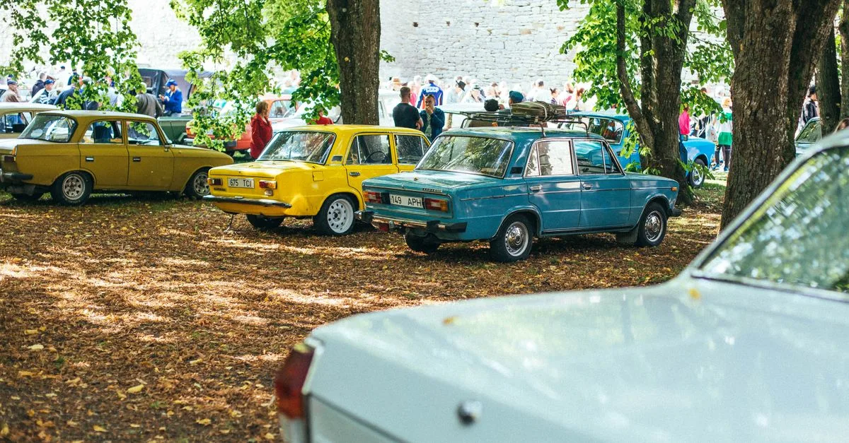 découvrez notre collection unique de voitures vintage, emblèmes d'élégance et de charme d'antan, parfaites pour les passionnés d'automobiles classiques.