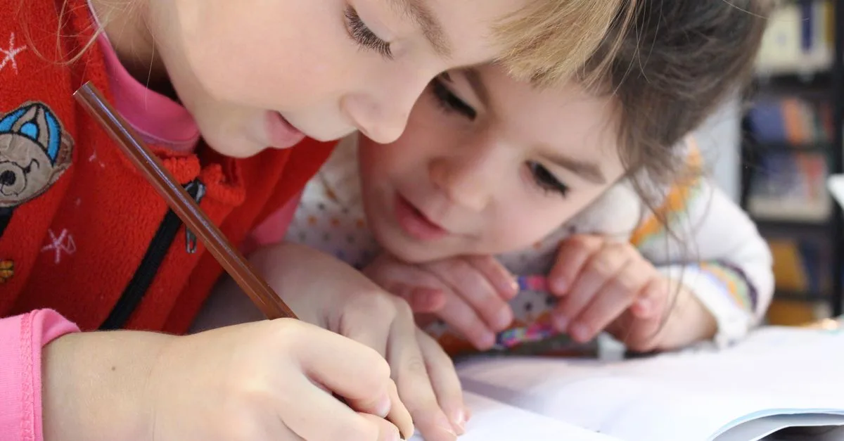 découvrez les bases de la littératie précoce pour favoriser le développement des compétences en lecture et écriture chez les jeunes enfants.
