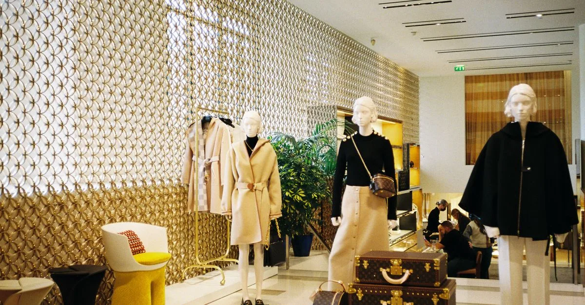 découvrez les dernières tendances de la mode de luxe, alliant élégance, exclusivité et innovation pour un style sophistiqué et raffiné.