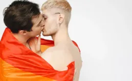 Rainbow kiss : quelle est la signification de cette expression ?