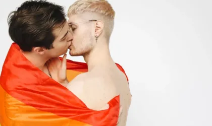 Rainbow kiss : quelle est la signification de cette expression ?