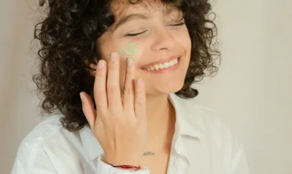 Quelle routine visage naturelle adopter pour une peau sèche qui tiraille ?