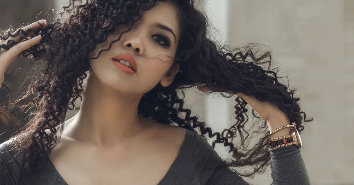 découvrez une routine simple pour cheveux ondulés 2b : des conseils de lavage, d’hydratation et de coiffage pour définir vos ondulations et limiter les frisottis.