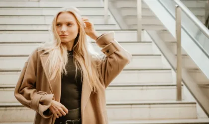 Mèches blond beige sur cheveux blancs : comment obtenir une transition harmonieuse ?