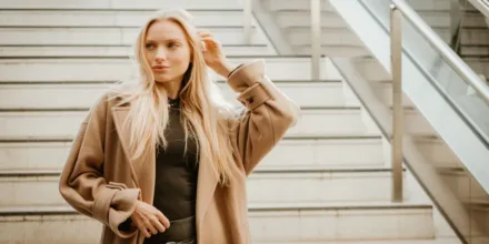 Mèches blond beige sur cheveux blancs : comment obtenir une transition harmonieuse ?