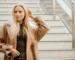 Mèches blond beige sur cheveux blancs : comment obtenir une transition harmonieuse ?