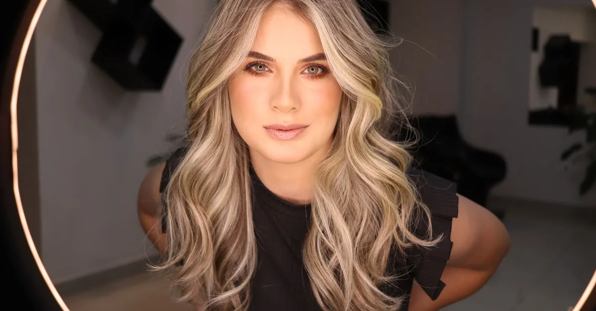 découvrez comment un toner beige sublime un balayage blond avec des reflets doux, naturels et lumineux, tout en neutralisant les tons indésirables.