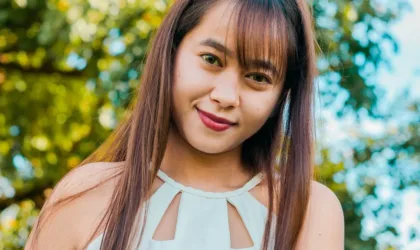 Coupe papillon sur cheveux mi-longs : comment adapter les dégradés à un visage rond ?