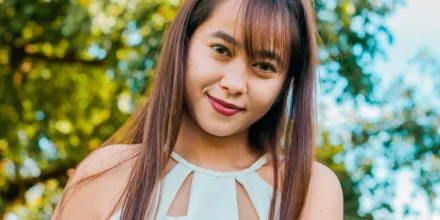 Coupe papillon sur cheveux mi-longs : comment adapter les dégradés à un visage rond ?