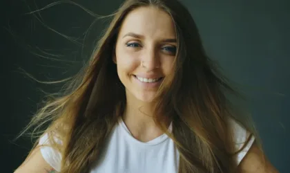 Balayage caramel sur cheveux châtain foncé : quelles nuances choisir pour un résultat naturel ?