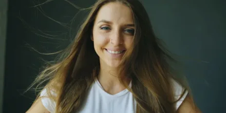 Balayage caramel sur cheveux châtain foncé : quelles nuances choisir pour un résultat naturel ?