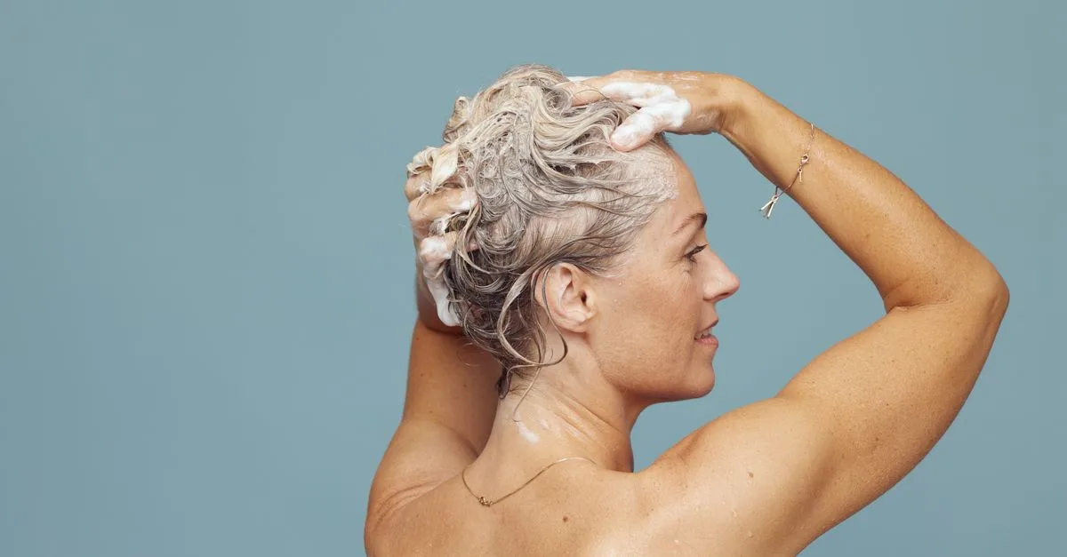 découvrez pourquoi et comment utiliser un shampoing clarifiant avant une coloration pour éliminer les résidus et préparer vos cheveux.