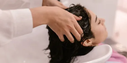 Shampoing clarifiant avant coloration : dans quels cas l’utiliser ?